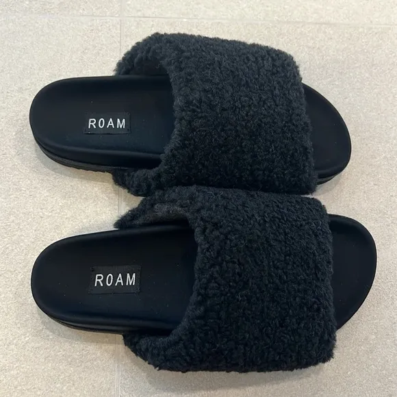 ROAM FUZZY SLIPPERS BLACK FAUX SHEARLING! NWT!