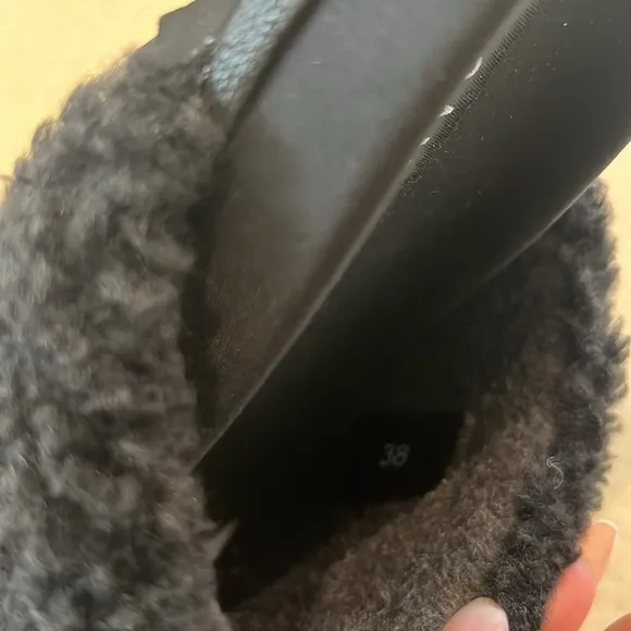 ROAM FUZZY SLIPPERS BLACK FAUX SHEARLING! NWT!