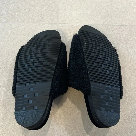 ROAM FUZZY SLIPPERS BLACK FAUX SHEARLING! NWT!
