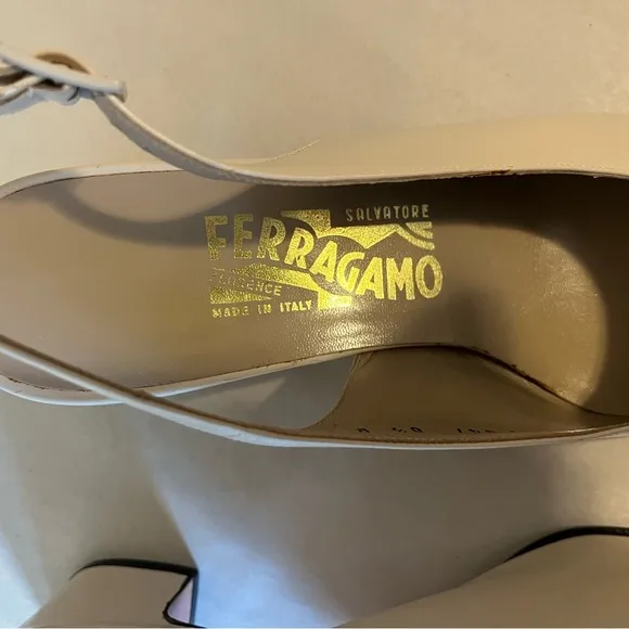 Salvatore Ferragamo Classic Leather Sling Back Spectator Pump Sz 8.5B GUC.