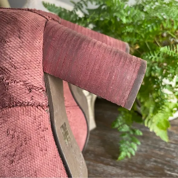 Seychelles Prop Boots Burgundy Textured Nubbed Suede Booties Anthropologie Sz 8