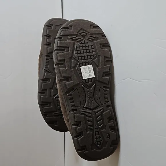Skecher Relaxed Fit Memory Form Expected Slippers SZ 9 Brown  NIB