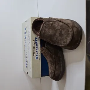 Skecher Relaxed Fit Memory Form Expected Slippers SZ 9 Brown  NIB