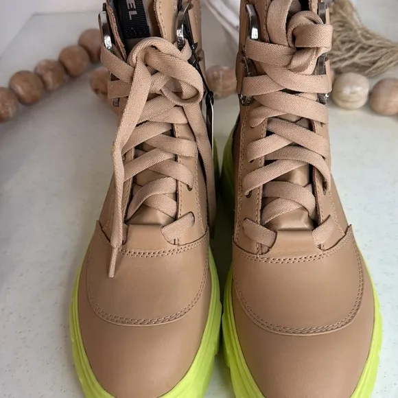 Sorel Caribou x Boot Lace boots in tan Size 8