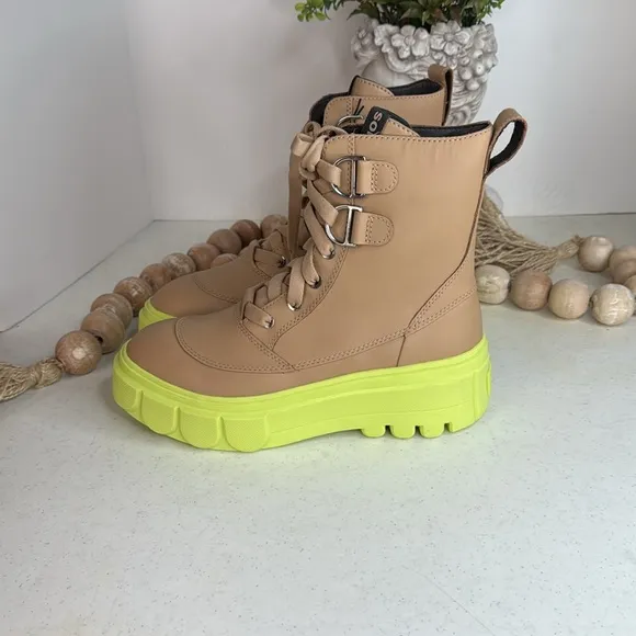 Sorel Caribou x Boot Lace boots in tan Size 8