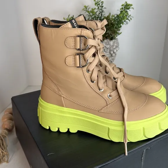 Sorel Caribou x Boot Lace boots in tan Size 8