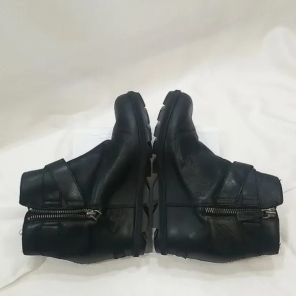 Sorel Joan of Arctic Wedge waterproof buckle boots. Sz9.5.