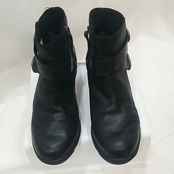 Sorel Joan of Arctic Wedge waterproof buckle boots. Sz9.5.