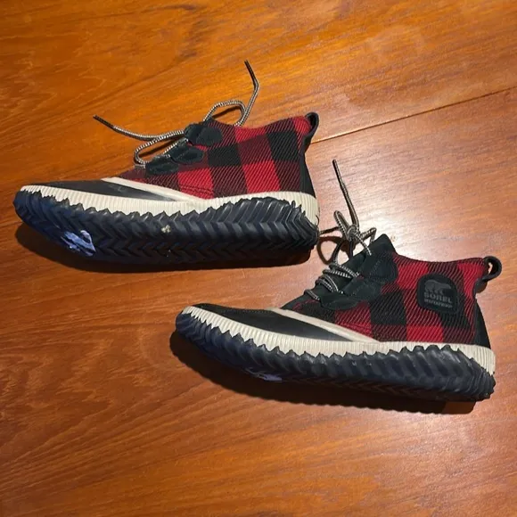 Sorel Out N About duck boots in buffalo red and black plaid size 9.5