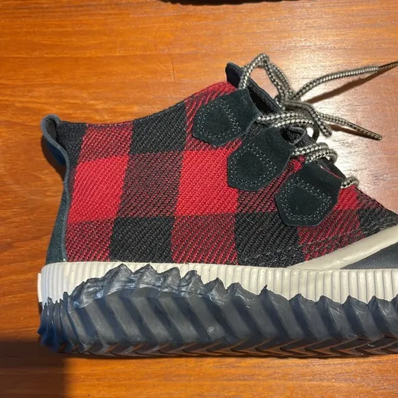 Sorel Out N About duck boots in buffalo red and black plaid size 9.5