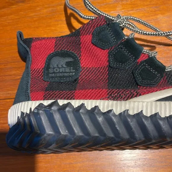 Sorel Out N About duck boots in buffalo red and black plaid size 9.5