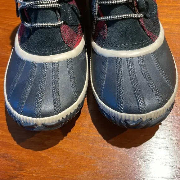 Sorel Out N About duck boots in buffalo red and black plaid size 9.5