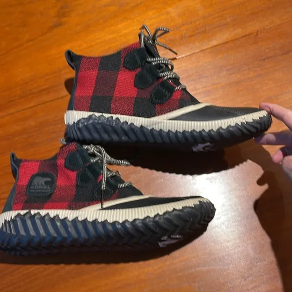 Sorel Out N About duck boots in buffalo red and black plaid size 9.5