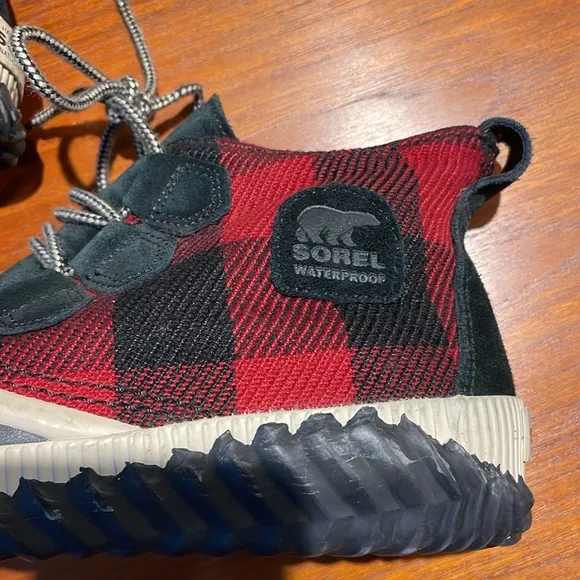 Sorel Out N About duck boots in buffalo red and black plaid size 9.5