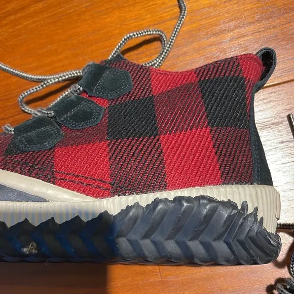 Sorel Out N About duck boots in buffalo red and black plaid size 9.5