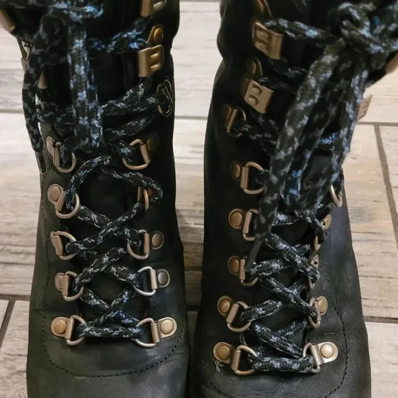 SOREL Women's 8 black Conquest hidden wedge ankle boots waterproof lace-up