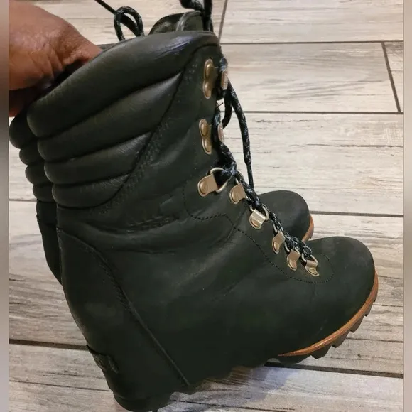 SOREL Women's 8 black Conquest hidden wedge ankle boots waterproof lace-up
