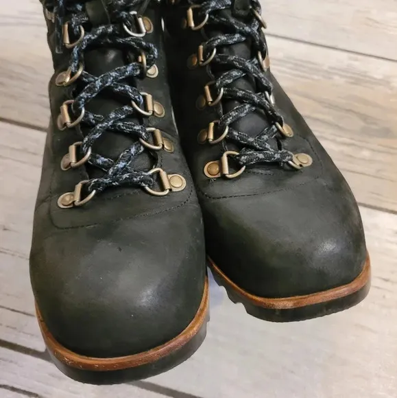 SOREL Women's 8 black Conquest hidden wedge ankle boots waterproof lace-up