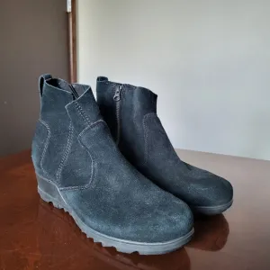 Sorel Women's Evie Booties 9.5 Waterproof Dark Green Suede Zip Wedge Ankle Boots