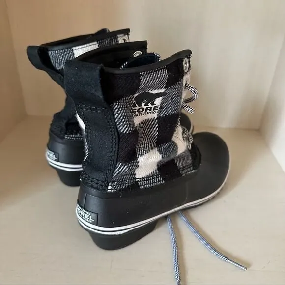 Sorel lace up waterproof black and white plaid boots size 8