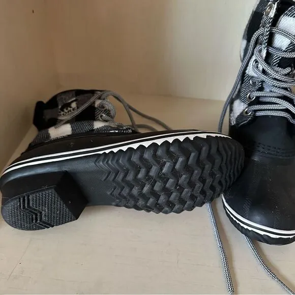 Sorel lace up waterproof black and white plaid boots size 8