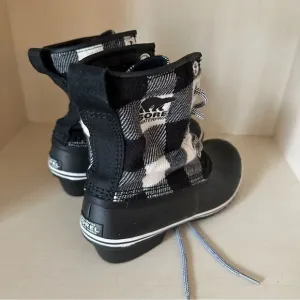 Sorel lace up waterproof black and white plaid boots size 8