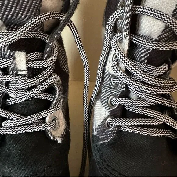 Sorel lace up waterproof black and white plaid boots size 8