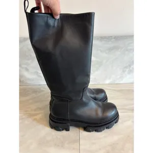 Steve Madden Priority Black Leather Chunky Sole Pull On Boots Size 8.5 Round Toe