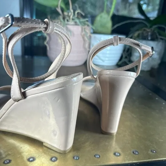 Steve Madden Women Wedge Sandal Shapely Square Toe Strappy Patent Brown Nude 8.5