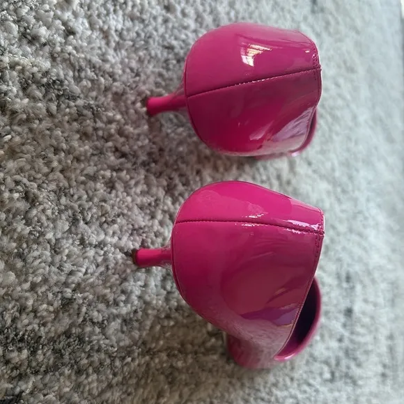 Stuart Weitzman Barbie core Pink kitten heel patent leather pumps 1.5 &quot; heel