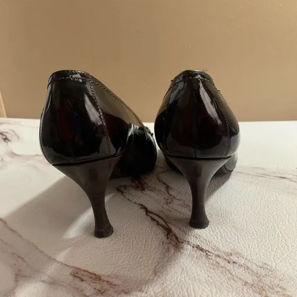 STUART WEITZMAN Cognac Brown Patent Leather Pump