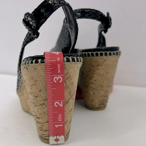 STUART WEITZMAN PATENT SNAKE PRINTED OPEN TOE WEDGE, BLACK, SIZE 8.5M, WOMEN’S
