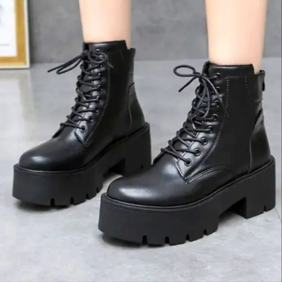 Stylish platform boots sz 7.5
