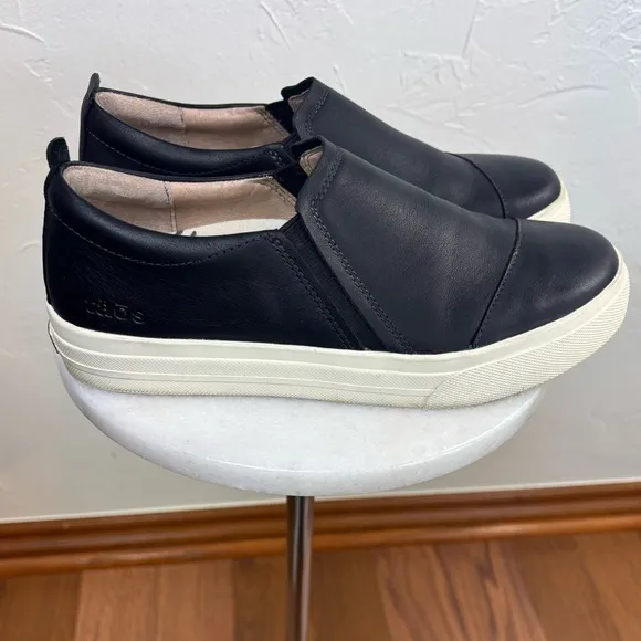 TAOS Black Leather Slip On Sneaker Flat Chunky Twin Gore Lux Shoe Support Size 7
