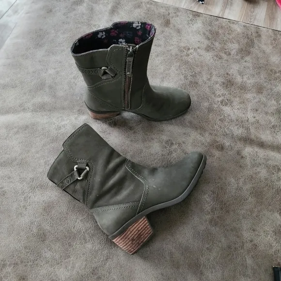 Teva Foxy Mid Boots.