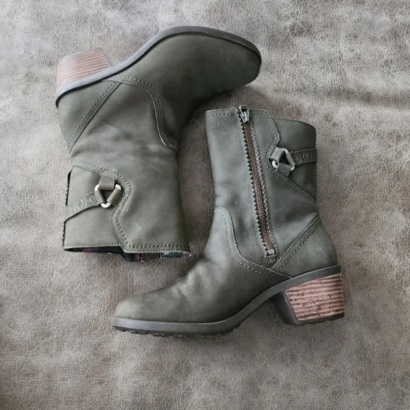 Teva Foxy Mid Boots.