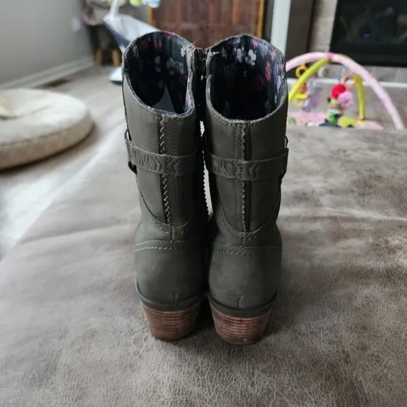 Teva Foxy Mid Boots.