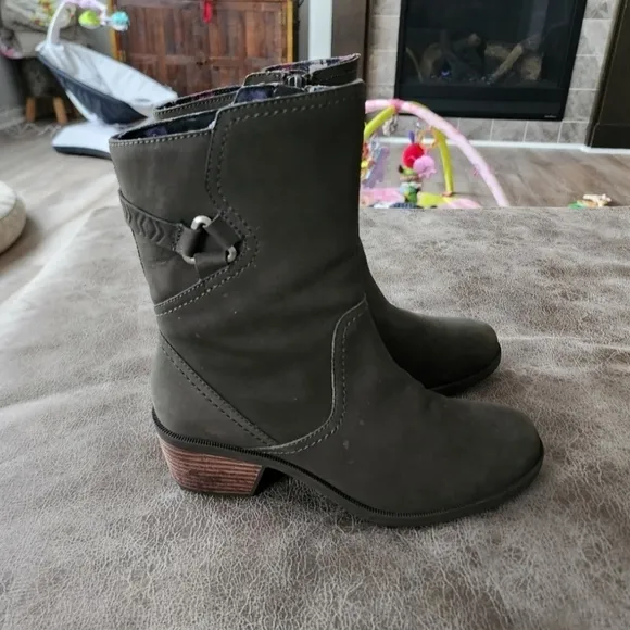Teva Foxy Mid Boots.