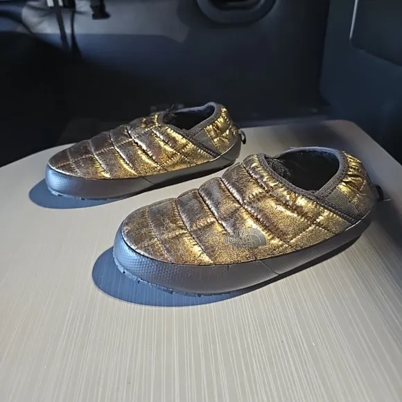 The North Face Nuptse Mule Slippers Goose Down Gold Metallic Women's 5‎ NWOT