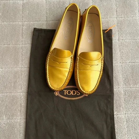 Tod’s Gommino Driving Shoes in Gold Patent Leather. Size 37.5
