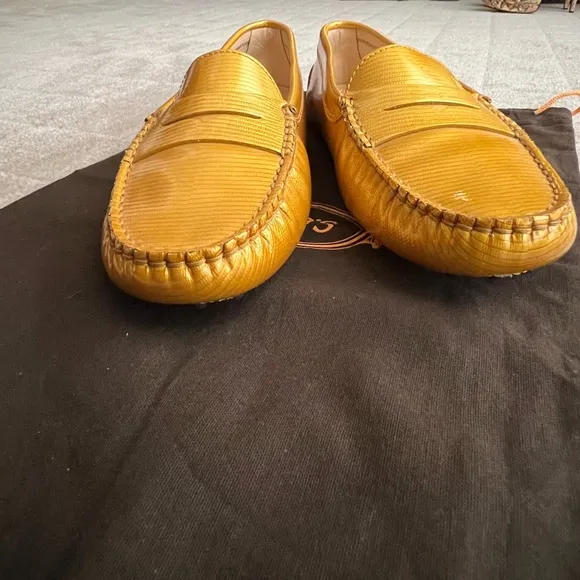 Tod’s Gommino Driving Shoes in Gold Patent Leather. Size 37.5