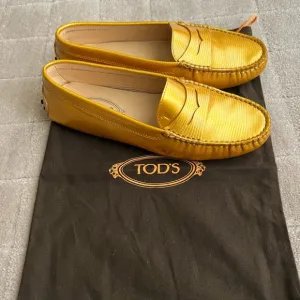 Tod’s Gommino Driving Shoes in Gold Patent Leather. Size 37.5