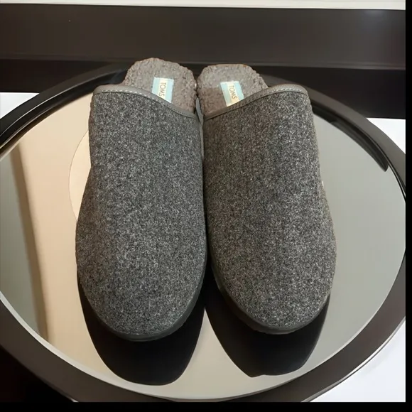 TOMS Harbor Slip-Ons Smoke Grey Fur Fleece Shearling Style Indoor Outdoor