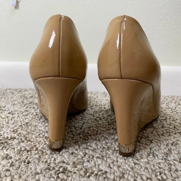 Tory Burch Astoria Heels Size 8 Nude Beige Patent Leather Designer Wedge Pump