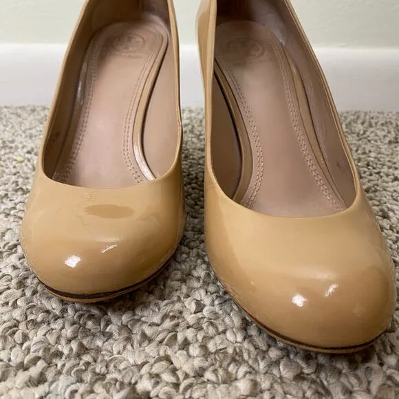 Tory Burch Astoria Heels Size 8 Nude Beige Patent Leather Designer Wedge Pump