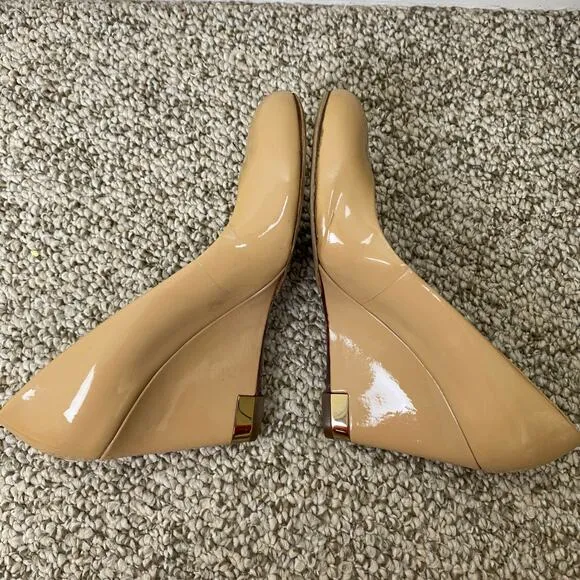Tory Burch Astoria Heels Size 8 Nude Beige Patent Leather Designer Wedge Pump