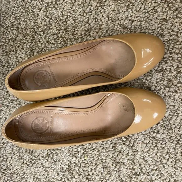Tory Burch Astoria Heels Size 8 Nude Beige Patent Leather Designer Wedge Pump