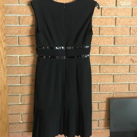 🖤TRACY REESE NY🖤PLEATED LBD WITH PATENT TRIM🖤