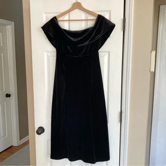 Tuckernuck Pomander Place Elise Black Velvet Off The Shoulder Midi Dress, Size M
