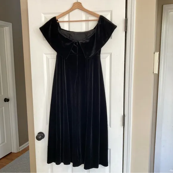 Tuckernuck Pomander Place Elise Black Velvet Off The Shoulder Midi Dress, Size M